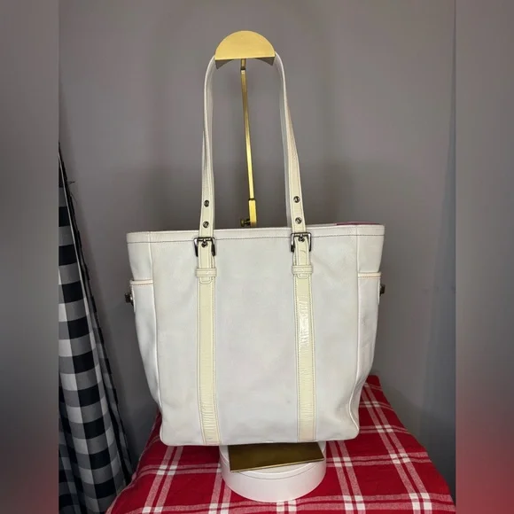 Elegant Cream Tote Bag - Picture 2 of 10